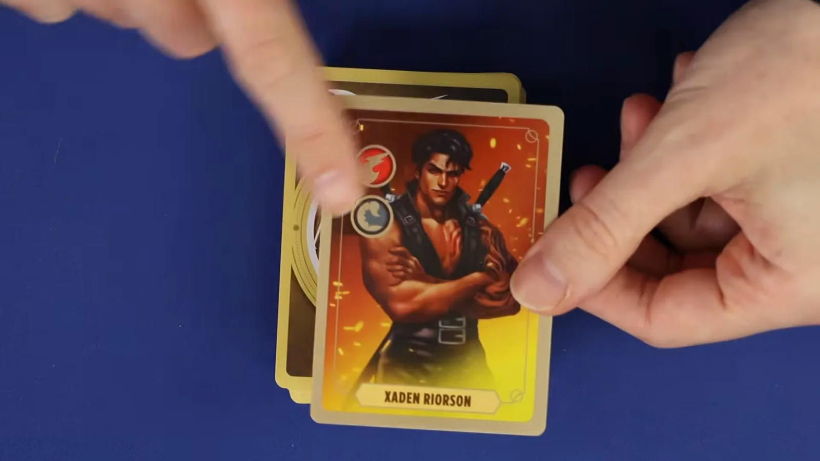 Un jugador roba una carta de aliados del mazo ALLIES en Rise of the Wingleader, con la carta de Xaden Riorson y sus emblemas en las esquinas superiores a la vista.