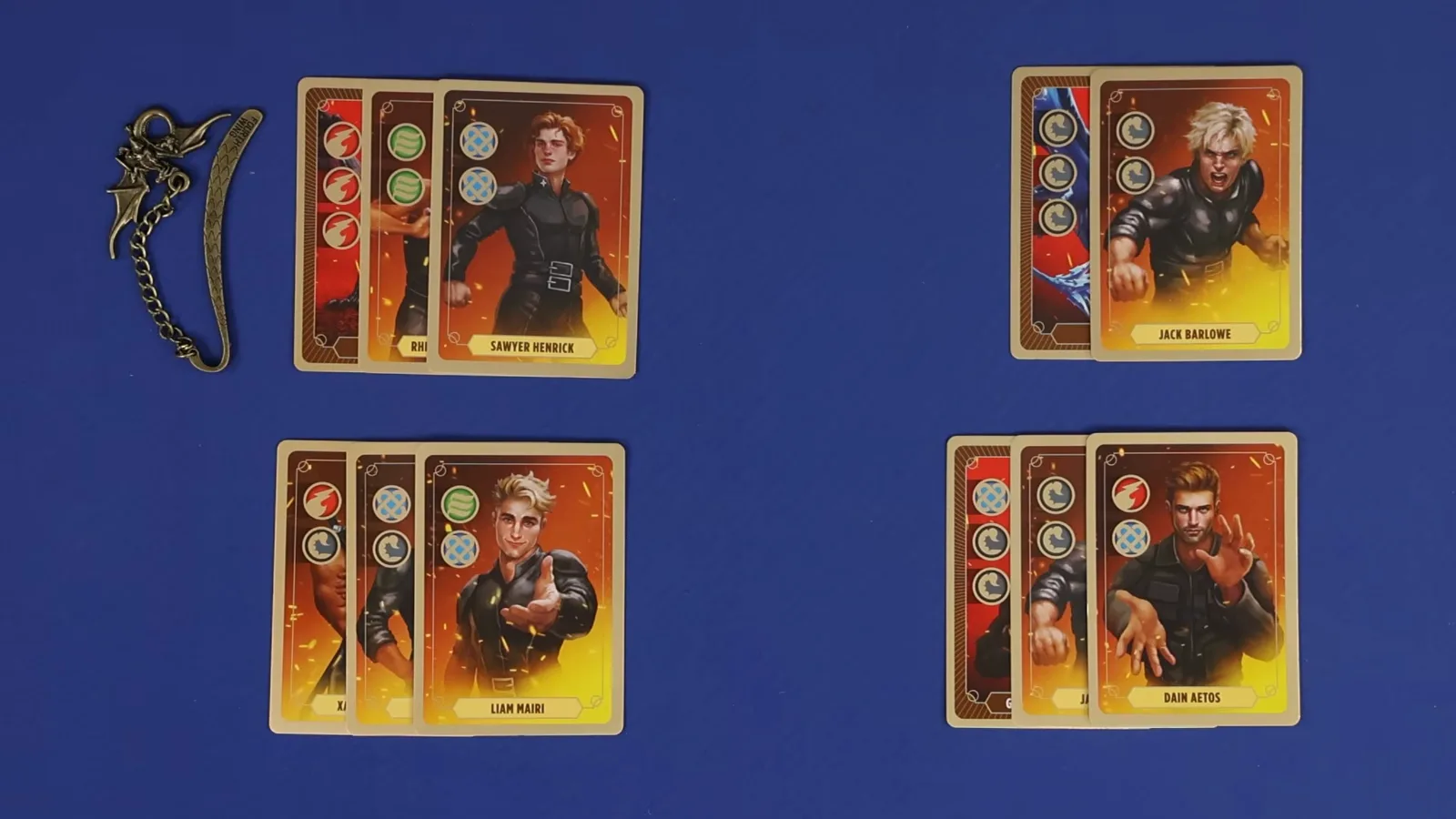 Las cartas de aliados jugadas por los cuatro jugadores quedan lado a lado en Rise of the Wingleader para comparar el recuento de emblemas antes de reclamar, con Garrick Tavis y Liam Mairi entre ellas.