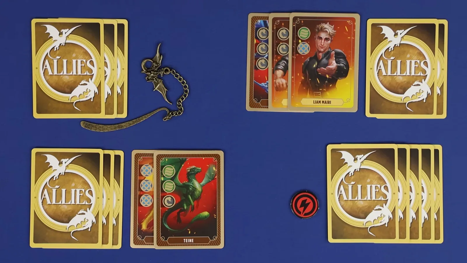 Una ficha de herida con rayo rojo descansa junto a la carta del dragón TEINE y el mazo ALLIES en Rise of the Wingleader tras una retirada en un evento peligroso.